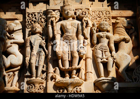 Gottheiten geschnitzt in den Stein im Inneren der Jagdish-Tempel. Udaipur, Indien. Stockfoto