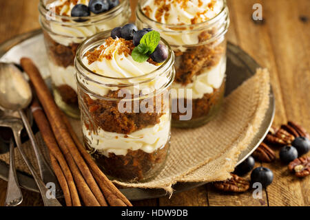 Karotte-Kuchen im Glas Stockfoto
