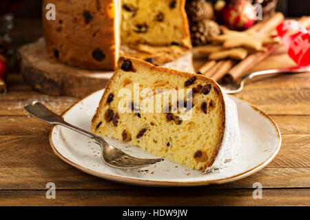 Traditionelle Weihnachten Panettone mit getrockneten Früchten Stockfoto