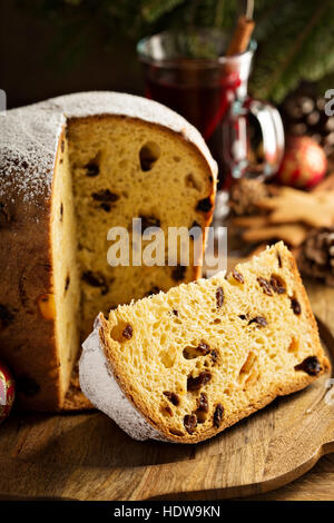 Traditionelle Weihnachten Panettone mit getrockneten Früchten Stockfoto