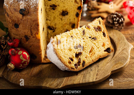 Traditionelle Weihnachten Panettone mit getrockneten Früchten Stockfoto