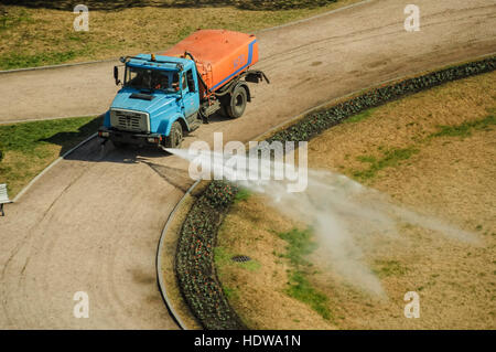 Sprenger-LKW arbeitet an der Blumen gießen Stockfoto