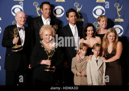 Die Besetzung von "Everybody Loves Raymond", die den Award für herausragende Comedy-Serie auf der 57th Annual Emmy Awards im Shrine Auditorium in Los Angeles, 18. September 2005. Von links nach rechts sind Akteure, Peter Boyle, Brad Garrett, Doris Roberts, Ray Romano, Sawyer und Sullivan Sweeten, Patricia Heaton, Monica Horan und Madylin zu versüßen. Foto von Francis Specker Stockfoto