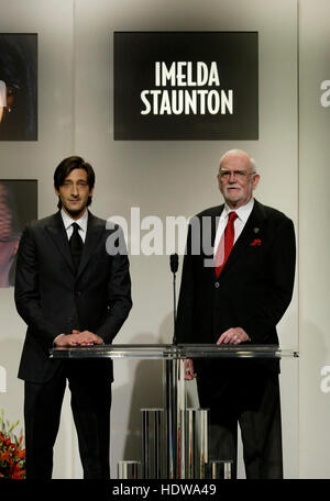 Schauspieler Adrien Brody, links, und der Academy of Motion Pictures Arts und Sciences Präsident Frank Pierson verkünden die Nominierungen als beste Schauspielerin für die 77. Oscarverleihung in Beverly Hills, Kalifornien auf Dienstag, 25. Januar 2005. Bildnachweis: Francis Specker Stockfoto