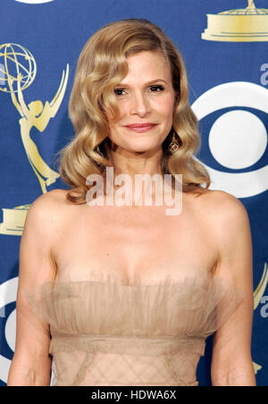 Schauspielerin Kyra Sedgwick in der 57th Annual Emmy Awards im Shrine Auditorium in Los Angeles, 18. September 2005. Bildnachweis: Francis Specker Stockfoto