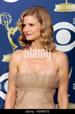 Schauspielerin Kyra Sedgwick in der 57th Annual Emmy Awards im Shrine Auditorium in Los Angeles, 18. September 2005. Bildnachweis: Francis Specker Stockfoto