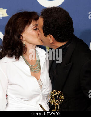 Brooke Adams, Left, und Tony Shalhoub küssen sich bei den 57. Annual Emmy Awards im Shrine Auditorium in Los Angeles, 18. September 2005. Foto: Francis Specker Stockfoto