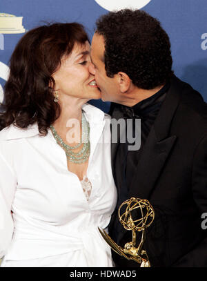 Brooke Adams, Left, und Tony Shalhoub küssen sich bei den 57. Annual Emmy Awards im Shrine Auditorium in Los Angeles, 18. September 2005. Foto: Francis Specker Stockfoto