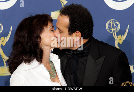 Brooke Adams, Left, und Tony Shalhoub küssen sich bei den 57. Annual Emmy Awards im Shrine Auditorium in Los Angeles, 18. September 2005. Foto: Francis Specker Stockfoto