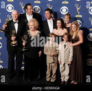 Von links nach rechts sind Akteure, Peter Boyle, Brad Garrett, Doris Roberts, Ray Romano, Sawyer und Sullivan Sweeten, Patricia Heaton, Monica Horan und Madylin zu versüßen. der "Jeder liebt Raymond" bei den 57. Annual Emmy Awards im Shrine Auditorium in Los Angeles, 18. September 2005. Bildnachweis: Francis Specker Stockfoto