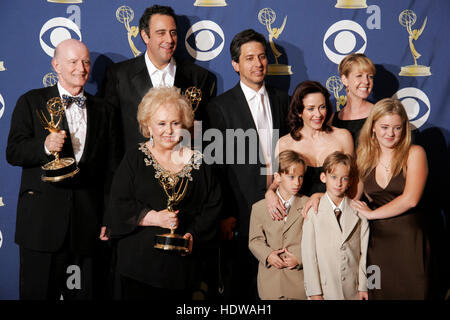 Von links nach rechts sind Akteure, Peter Boyle, Brad Garrett, Doris Roberts, Ray Romano, Sawyer und Sullivan Sweeten, Patricia Heaton, Monica Horan und Madylin zu versüßen. der "Jeder liebt Raymond" bei den 57. Annual Emmy Awards im Shrine Auditorium in Los Angeles, 18. September 2005. Bildnachweis: Francis Specker Stockfoto