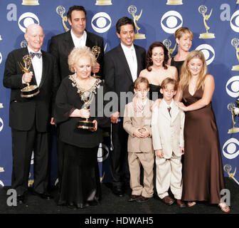 Von links nach rechts sind Akteure, Peter Boyle, Brad Garrett, Doris Roberts, Ray Romano, Sawyer und Sullivan Sweeten, Patricia Heaton, Monica Horan und Madylin versüßen von "Everybody Loves Raymond" auf der 57th Annual Emmy Awards im Shrine Auditorium in Los Angeles, 18. September 2005. Bildnachweis: Francis Specker Stockfoto