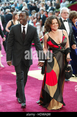 Don Cheadle und seine Freundin, Bridgid Coulter, kommt bei der 77th Annual Academy Awards in Los Angeles im 21. Februar 2005. Bildnachweis: Francis Specker Stockfoto