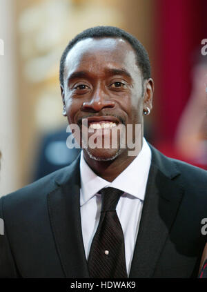 Don Cheadle kommt bei der 77th Annual Academy Awards in Los Angeles im 21. Februar 2005. Bildnachweis: Francis Specker Stockfoto