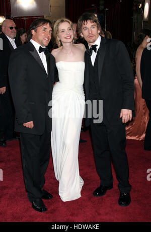 Ethan Hawke, rechts, Julie Delpy, Center und Richard Linklater bei der 77th Annual Academy Awards in Los Angeles am 27. Februar 2005. Bildnachweis: Francis Specker Stockfoto