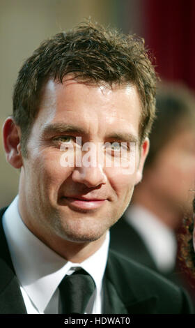 Clive Owen kommt bei der 77th Annual Academy Awards in Los Angeles im 27. Februar 2005. Bildnachweis: Francis Specker Stockfoto