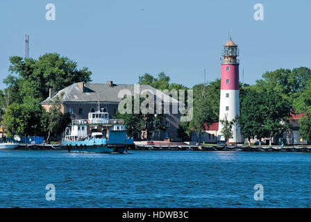 Nida-Fähre und Leuchtturm in Baltijsk. Russland Stockfoto