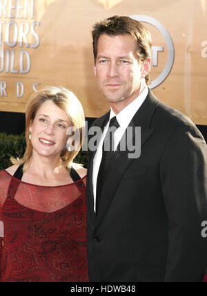 James Denton (R) und Frau Erin O'Brien bei der Screen Actors Guild Awards in Los Angeles am 5. Februar 2005 Photo Credit: Francis Specker Stockfoto