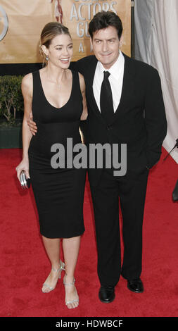 Charlie Sheen und seine Frau Denise Rogers, bei den Screen Actors Guild Awards in Los Angeles am 5. Februar 2005 Photo Credit: Francis Specker Stockfoto