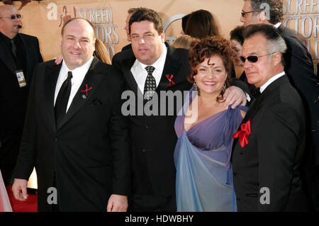 Schauspieler aus der TV-Show, "The Sopranos", von links: James Gandolfini, Steve Schirripa, Aida Turturro und Tony Sirico, kommen während der 11. annual Screen Actors Guild Awards im Shrine Auditorium in Los Angeles, Kalifornien auf Samstag, 5. Februar 2005. Bildnachweis: Francis Specker Stockfoto