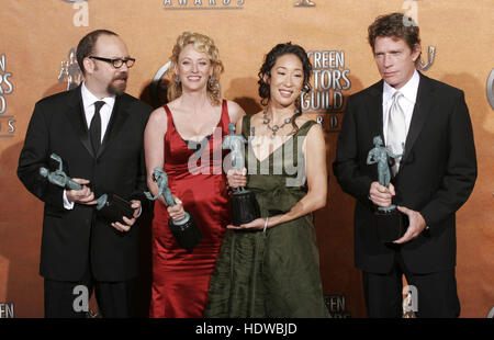 Paul Giamatti, links, Virginia Madsen, zweiter von links, Sandra Oh und Thomas Hayden Church, Recht, halten die Auszeichnung für hervorragende Leistung durch einen Schauspieler in einem Kinofilm für ihre Arbeit in "Sideways" backstage bei den Screen Actors Guild Awards in Los Angeles am 5. Februar 2005 Photo Credit: Francis Specker Stockfoto