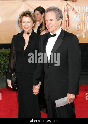 Schauspielerin Annette Bening, links, und ihr Ehemann, Schauspieler Warrenn Beatty, kommen während der 11. annual Screen Actors Guild Awards im Shrine Auditorium in Los Angeles, Kalifornien auf Samstag, 5. Februar 2005. Bildnachweis: Francis Specker Stockfoto