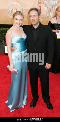 Schauspielerin Kate Winslet, links, und ihr Mann, Sam Mendes, kommen während der jährlichen Screen Actors Guild Awards 11th im Shrine Auditorium in Los Angeles, Kalifornien am 5. Februar 2005 an. Foto: Francis Specker Stockfoto