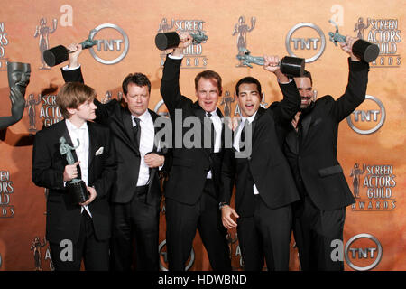 Männliche Darsteller der TV-Comedy-Serie "Desperate Housewives (L-R) Cody Kasch, Steven Culp, Mark Moses, Jesse Metcalfe und Ricardo Antonio Chavira, Pose mit der Schauspieler Statuette als hervorragende Leistung durch ein Ensemble gewannen in einer Komödie Fernsehen-Serie auf der 11. annual Screen Actors Guild im Shrine Auditorium in Los Angeles, Kalifornien am Samstag, 05 Februar Awards gegossen , 2005. Bildnachweis: Francis Specker Stockfoto