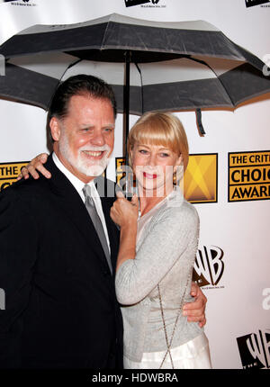 Regisseur Taylor Hackford, kommen links und seiner Ehefrau, der Schauspielerin Helen Mirren bei der 10. Annual Critics' Choice Awards in Los Angeles am 10. Januar 2005.Photo von Francis Specker Stockfoto