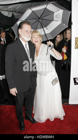 Helen Mirren und Taylor Hackford treffen am Sonntag, den 10. Januar 2005, bei den 10th Annual Critic's Choice Awards in Los Angeles, Kalifornien, ein. Foto: Francis Specker Stockfoto