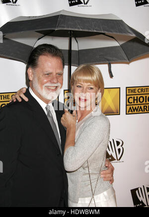 Helen Mirren und Taylor Hackford treffen am Sonntag, den 10. Januar 2005, bei den 10th Annual Critic's Choice Awards in Los Angeles, Kalifornien, ein. Foto: Francis Specker Stockfoto