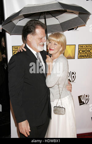 Helen Mirren und Taylor Hackford treffen am Sonntag, den 10. Januar 2005, bei den 10th Annual Critic's Choice Awards in Los Angeles, Kalifornien, ein. Foto: Francis Specker Stockfoto