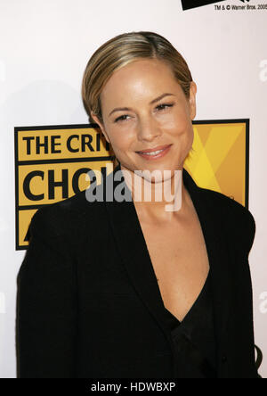 Maria Bello kommt am Sonntag, den 10. Januar 2005, bei den 10. Annual Critic's Choice Awards in Los Angeles, Kalifornien, an. Foto: Francis Specker Stockfoto