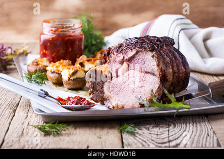 Hausgemachte Ribeye ohne Knochen Roastbeef mit gefüllte Champignons auf Backblech Stockfoto