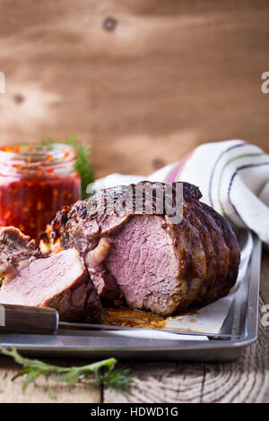 Hausgemachte Ribeye ohne Knochen Roastbeef mit gefüllte Champignons auf Backblech Stockfoto