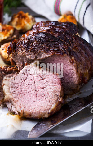 Hausgemachte Ribeye ohne Knochen Roastbeef mit gefüllte Champignons auf Backblech Stockfoto