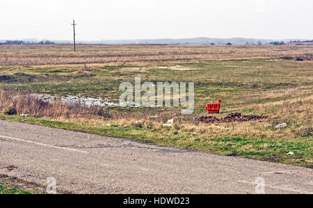 Die alte Sessel Links in das freie Feld. Stockfoto