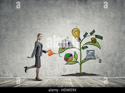 Junge Geschäftsfrau in leeren Raum Gießen gezeichnete Wachstumskonzept mit can Stockfoto