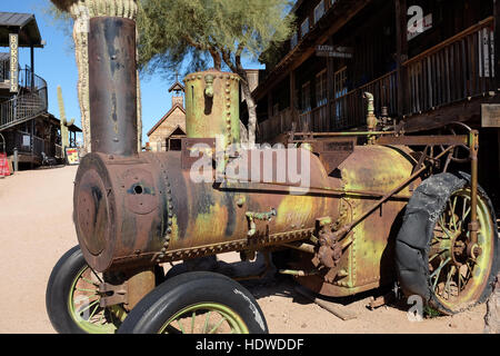 Antike Dampftraktor vor dem Saloon in Goldfield Ghost Town, Apache Junction, Arizona. Stockfoto