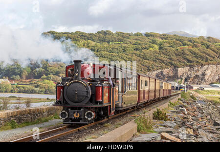 Dampfzug, die Überquerung der Cobb, Richtung Porthmadog Station, wieder & Welsh Highland Eisenbahn, North Wales, UK Stockfoto