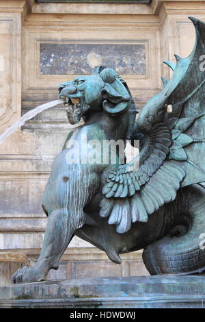 Geflügelten Löwen in der St. Michael-Brunnen. Paris, Frankreich Stockfoto