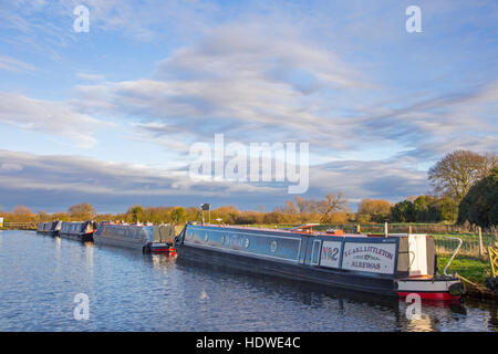 Narrowboats vor Anker auf dem Trent und Mersey Kanal an Alrewas, Staffordshire, England, UK Stockfoto