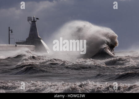 Starke Winde Peitsche Lake Erie von der ruhigen Süßwassersee in einen Kessel mit Brandung und Wellen, die manchmal 30 oben können '. Stockfoto