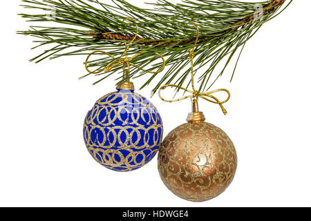 Schöne Weihnachtskugeln hängen an Zweig der Kiefer, isoliert auf weißem Hintergrund Stockfoto