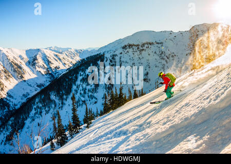 Freerider Skifahrer entstammt den Berg im Licht der Morgensonne Stockfoto