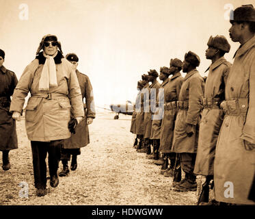 General Of The Army Douglas MacArthur zeigt Inspektion der Truppen des 24. inf bei seiner Ankunft in Kimpo Flugplatz für eine Tour von der Front.  21. Februar 1951. Stockfoto