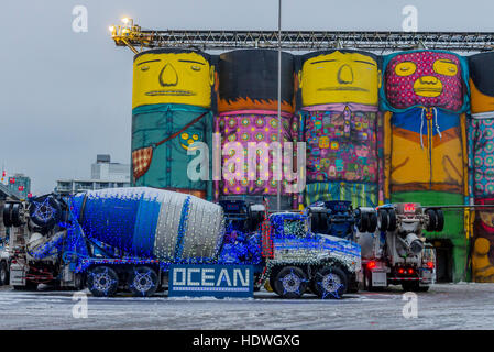 Weihnachten am Meer Zement, Vancouver, Britisch-Kolumbien, Kanada. Wandgemälde von OSGEMEOS Stockfoto