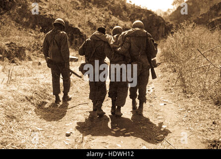 Truppen helfen verwundeten Soldaten der 24. Infanterie-Regiment nach einem Kampf südlich von Chorwon, Korea. Stockfoto