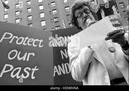 New York, NY circa 1989 - Autor Kurt Vonnegut anlässlich einer Kundgebung auf der Farley Post Office speichern. © Stacy Walsh Rosenstock Stockfoto