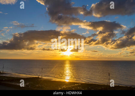 Blick über Strand und The Wash bei Sonnenuntergang. Hunstanton, Norfolk, England. Oktober. Stockfoto